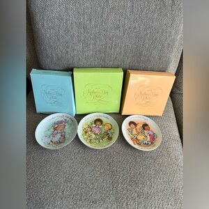 Avon Vintage Mothers Day 1980’s 22-k Gold Rim Plates Lot of 3
